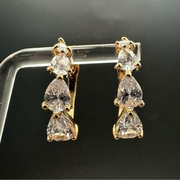 ✨ Gold Plated Hoop Earrings with Pear-Shaped White Stones Classic Sparkle Hoops - Picture 9 of 11